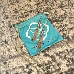 Kendra Scott necklace
